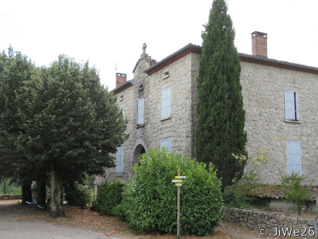 Ancien bâtiment surmonté d'une croix