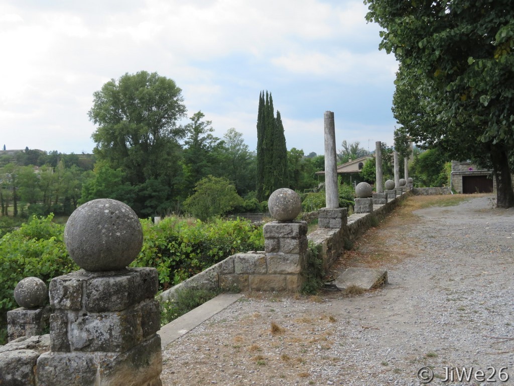 Aménagement artistique du parking devant l'église