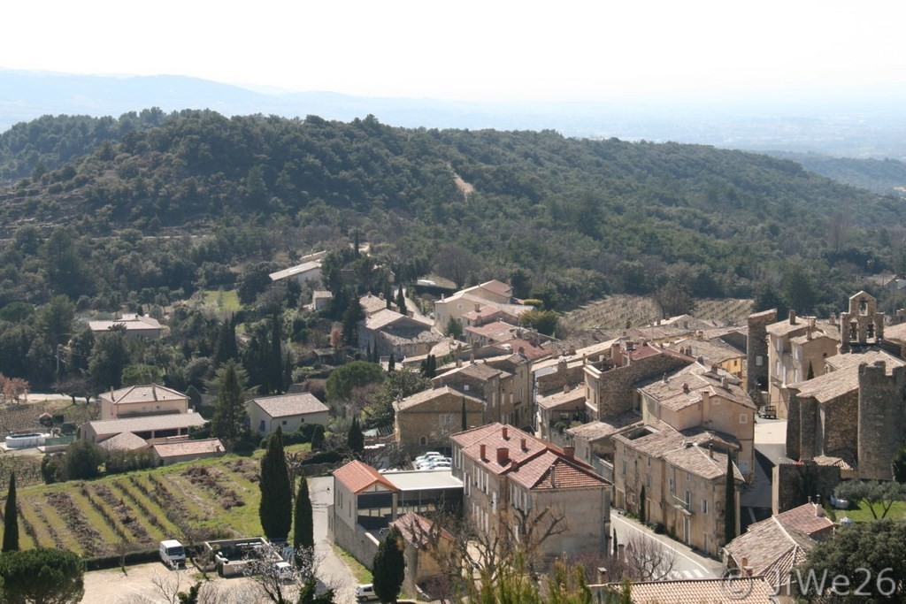 En montant vers la chapelle, située sur les hauteurs de Charbonnel
