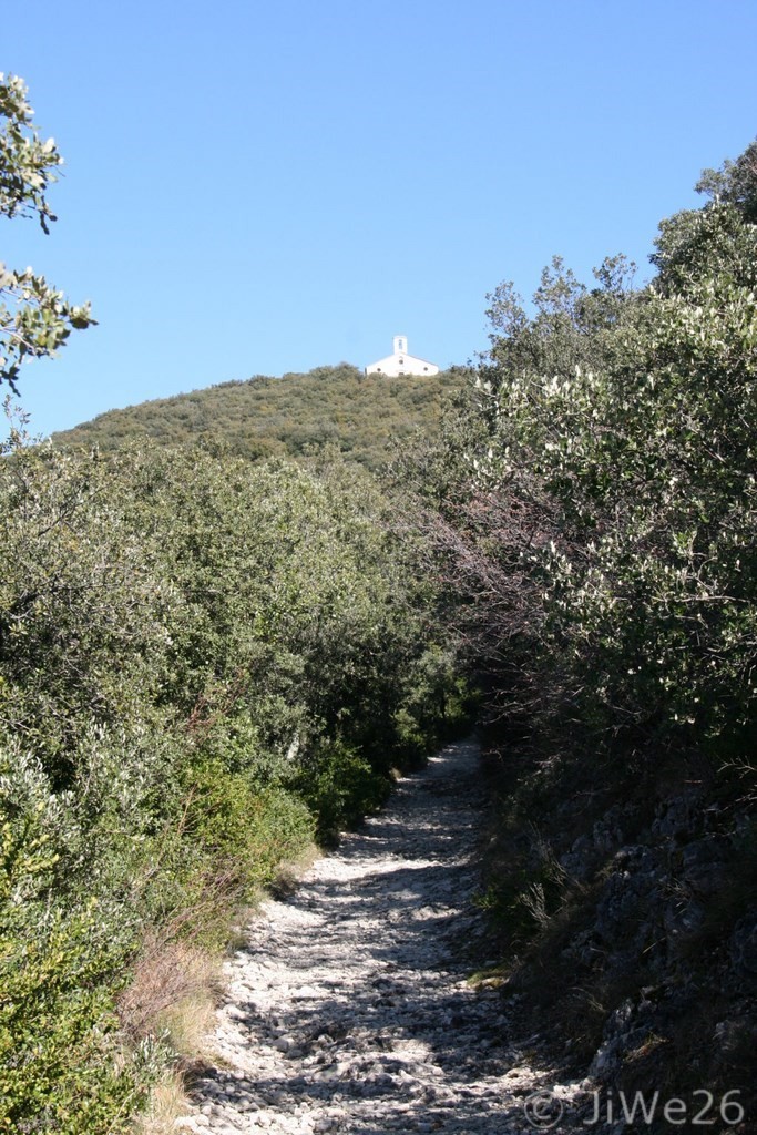 Le chemin poLe chemin pour accéder à la chapelle, pente douce au départ mais plus sévère aprèsur accéder à la chapelle, sentier de transhumance déjà cité en 1316