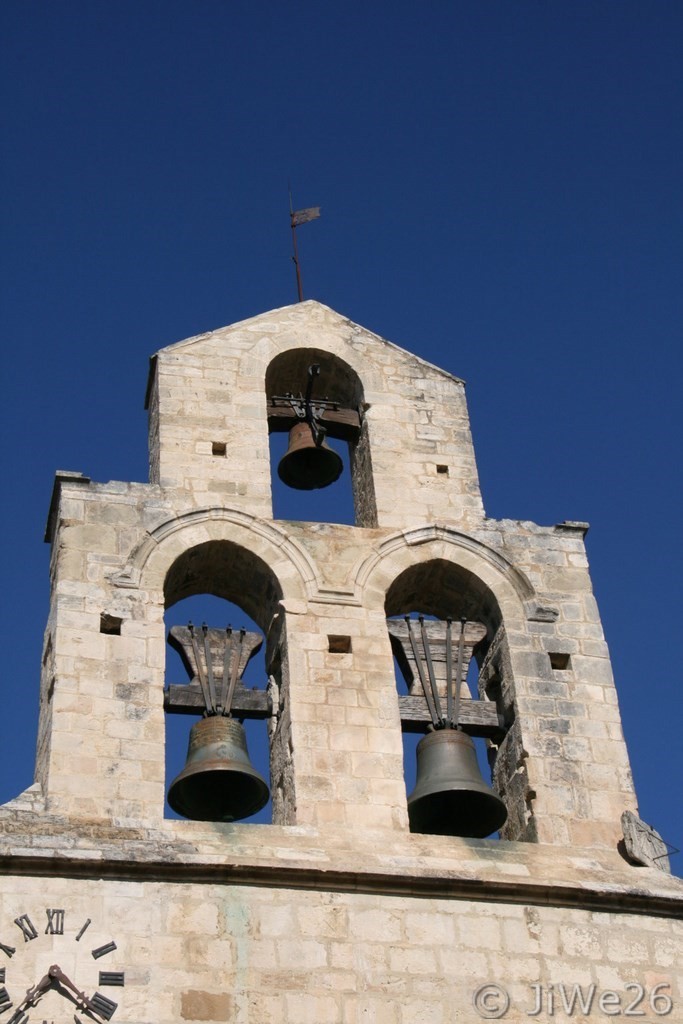 Clocher-mur à 3 arcades du XVIe s. abritant 3 cloches