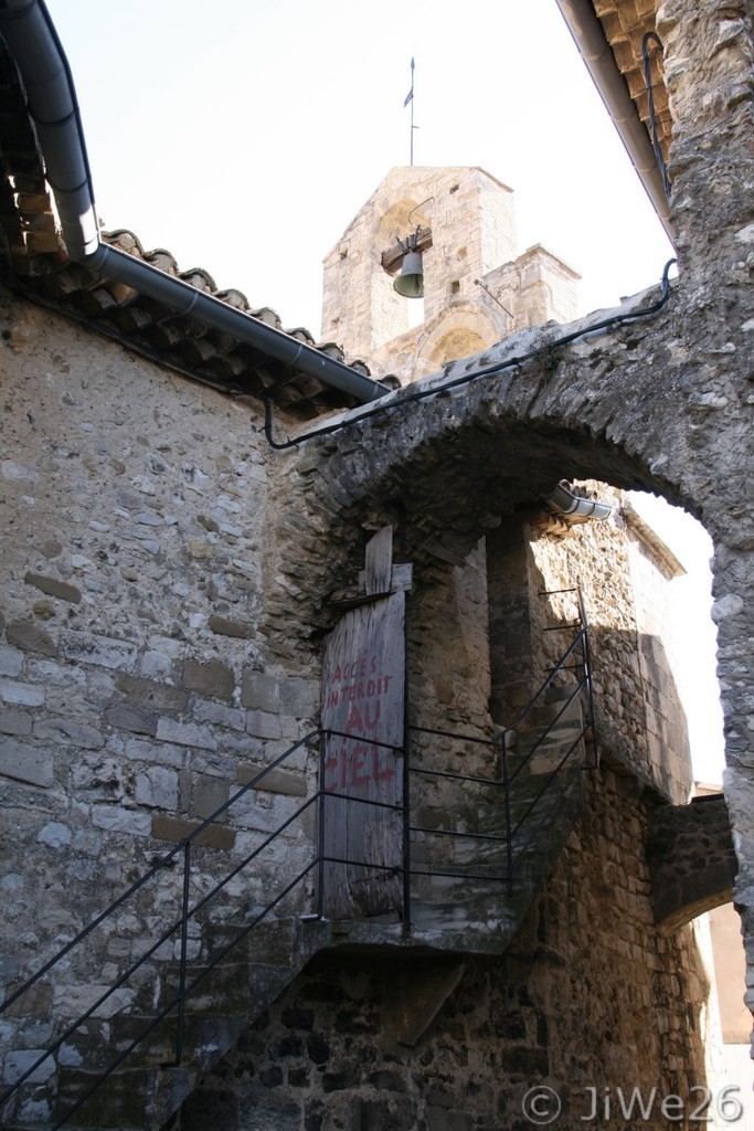 Entrée originale accolée à l'église