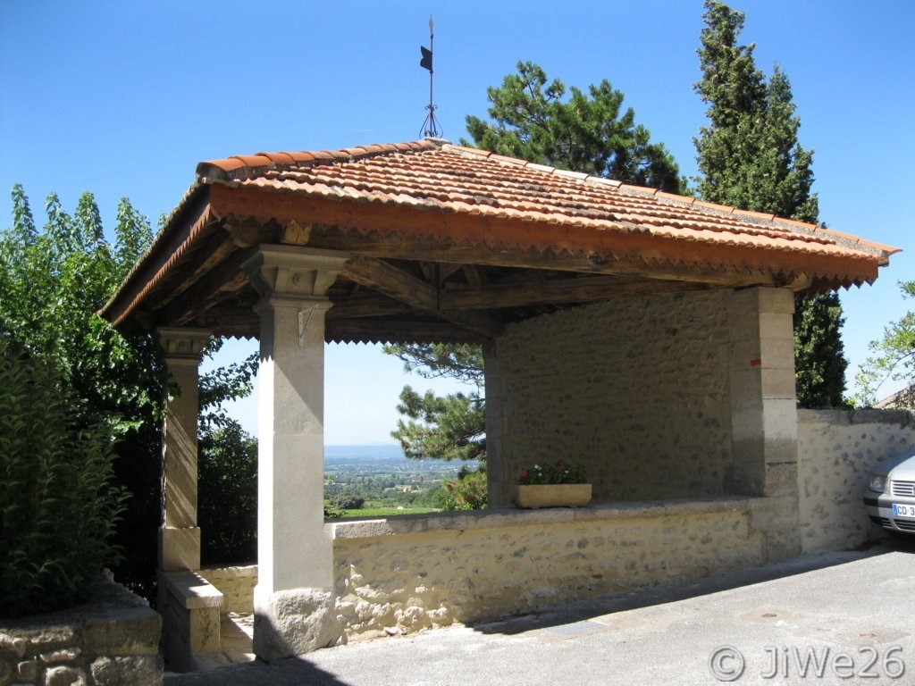 Le lavoir route de Valréas