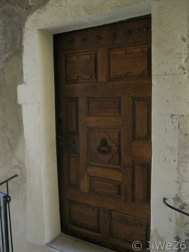 Porte ancienne datant de 1697 dans le passage du Centenaire