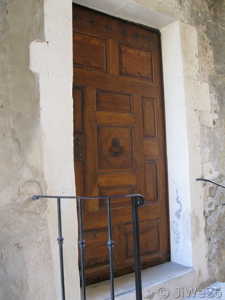 Porte ancienne datant de 1697 dans le passage du Centenaire