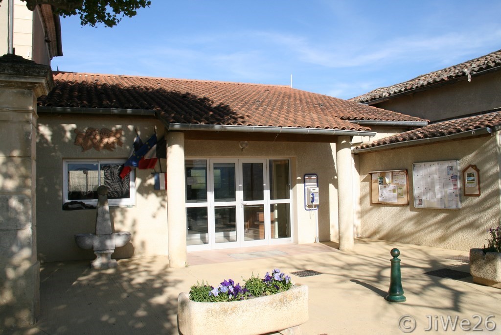 Saint-Sauveur-Gouvernet_Salle "Les Tilleuls"