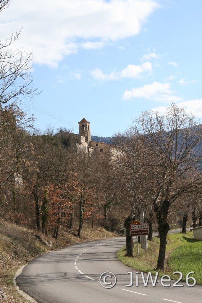 De là, on peut déjà voir aussi le clocher de la Chapelle des Pénitents Blancs N-D de la Piété