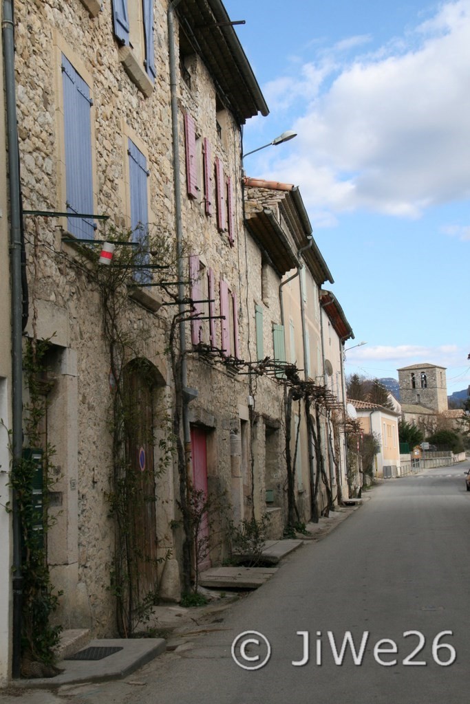 Rue menant à l'église romane