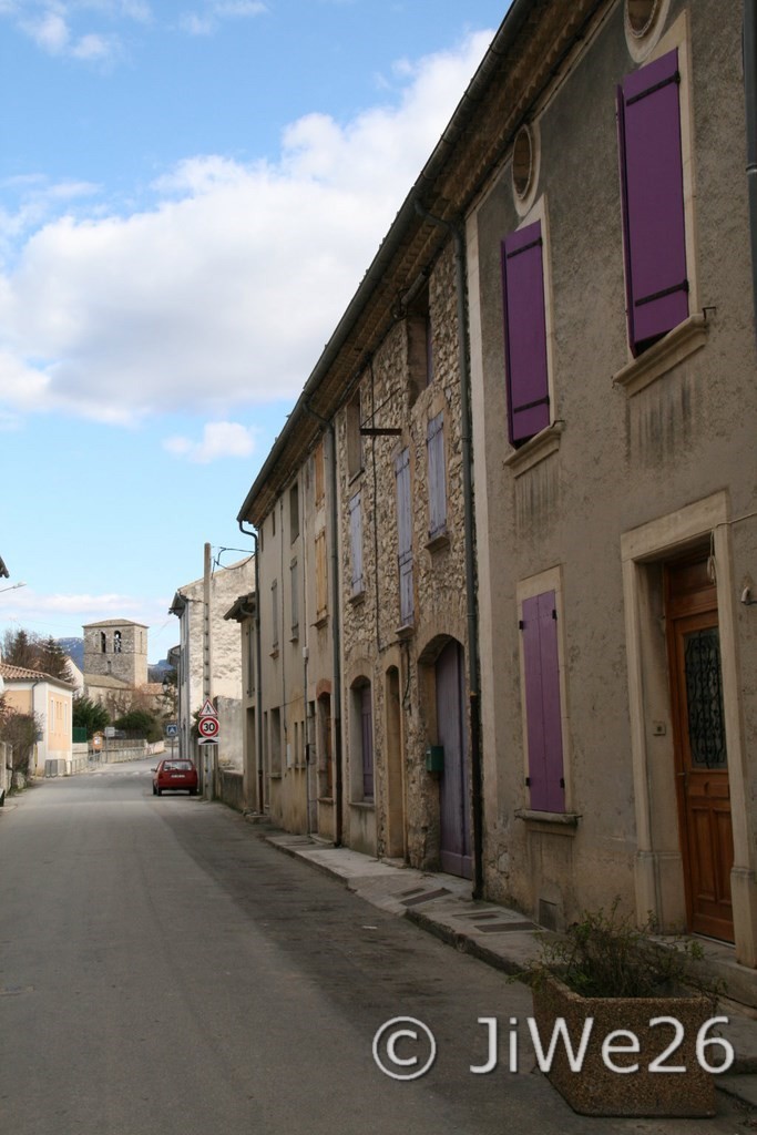 De l'autre côté de la rue, au fond l'église romane