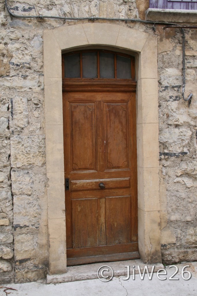 Porte ancienne au détour d'une rue
