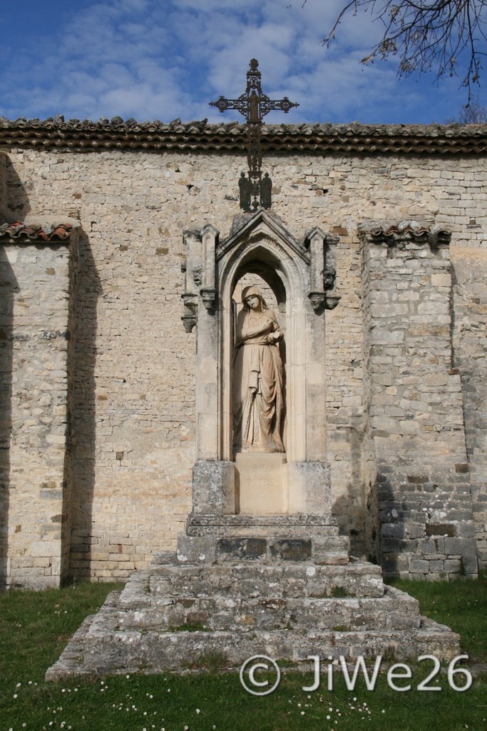 Devant l'église, cette belle statue de la vierge