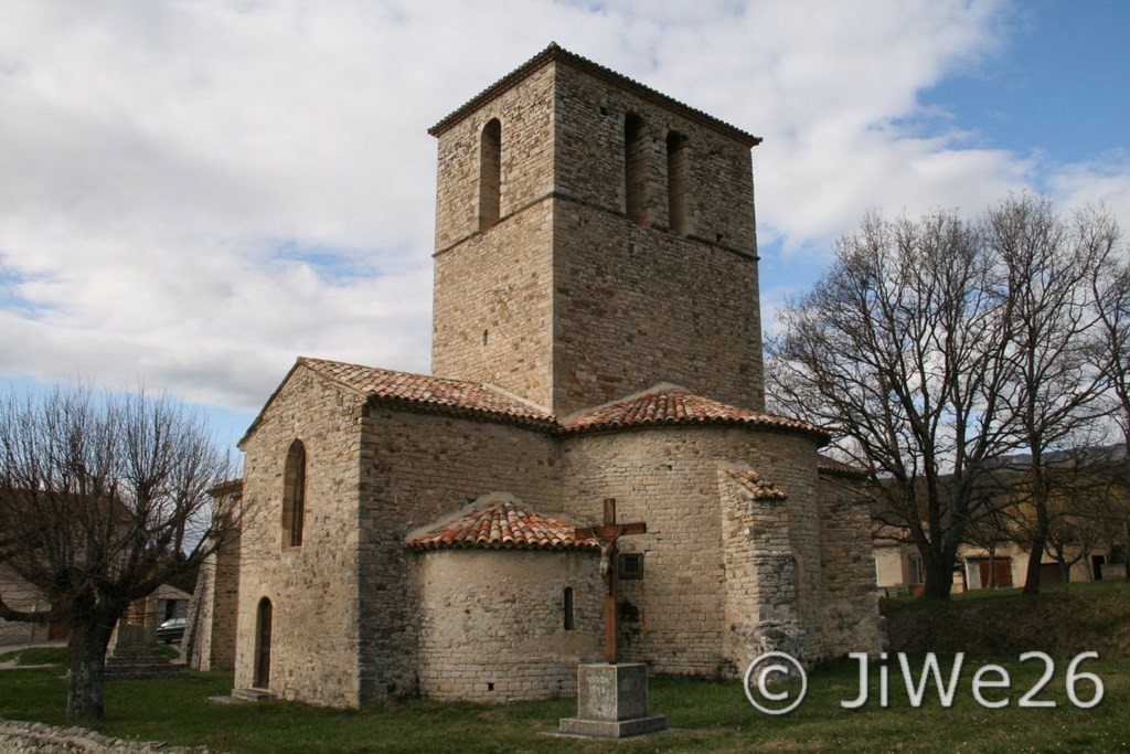 Vue sur le chevet de l'église romane