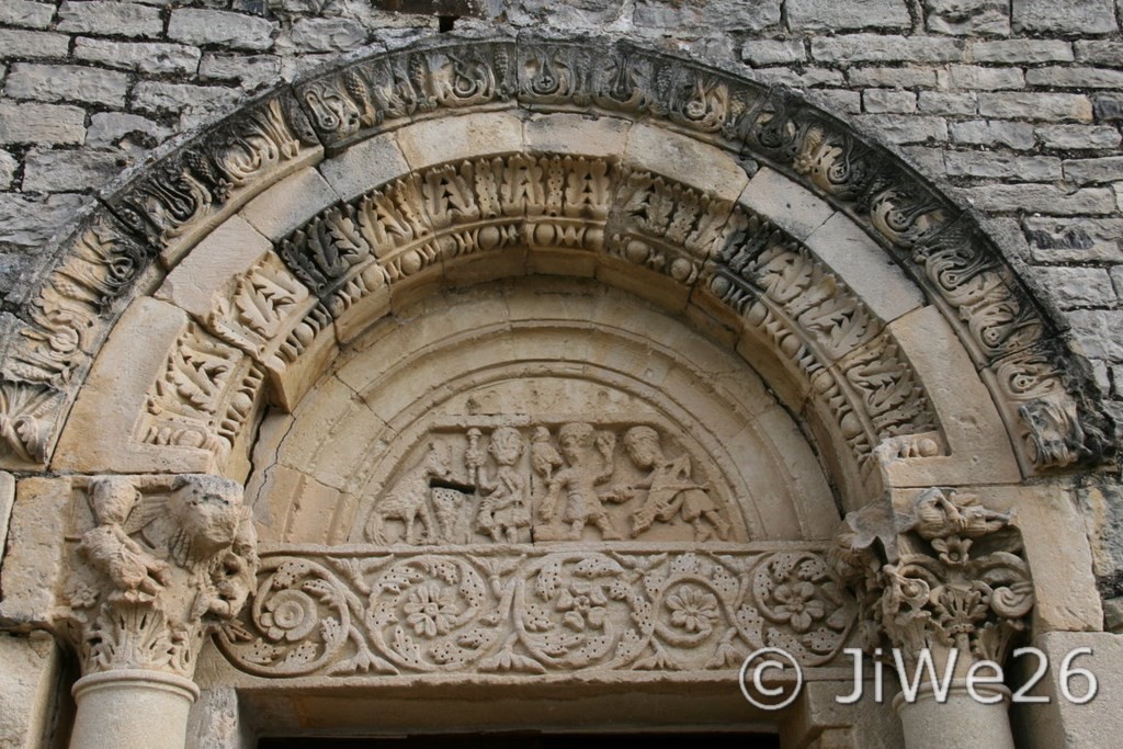 Sainte-Jalle_Tympan du porche sur frise de rinceaux