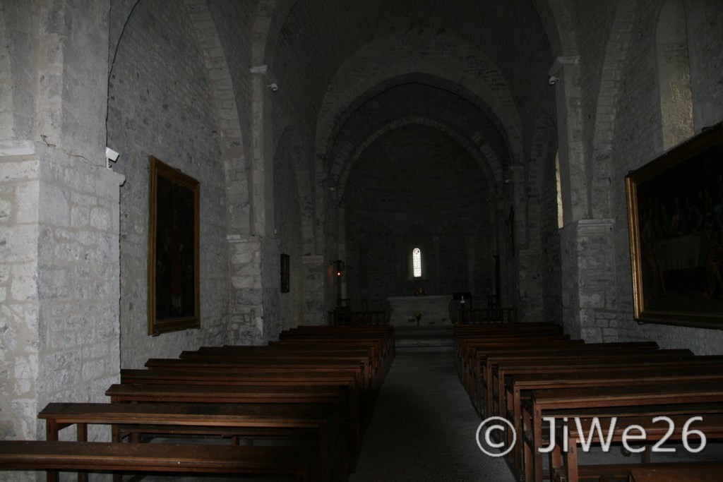 La nef de l'église romane, voûtée en plein cintre, est supportée par des arcs doubleaux retombant sur des piliers massifs.