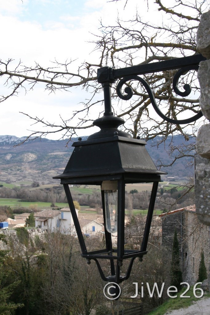 Dans le fond, le village