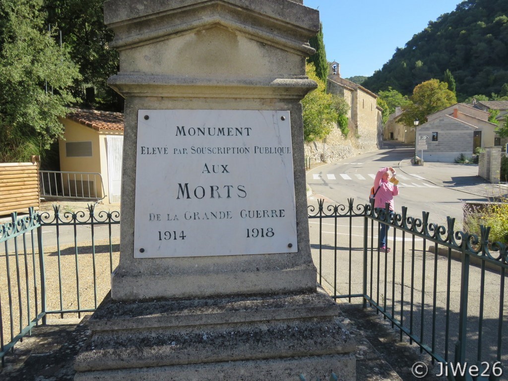Autre face du monument aux morts près de l'école