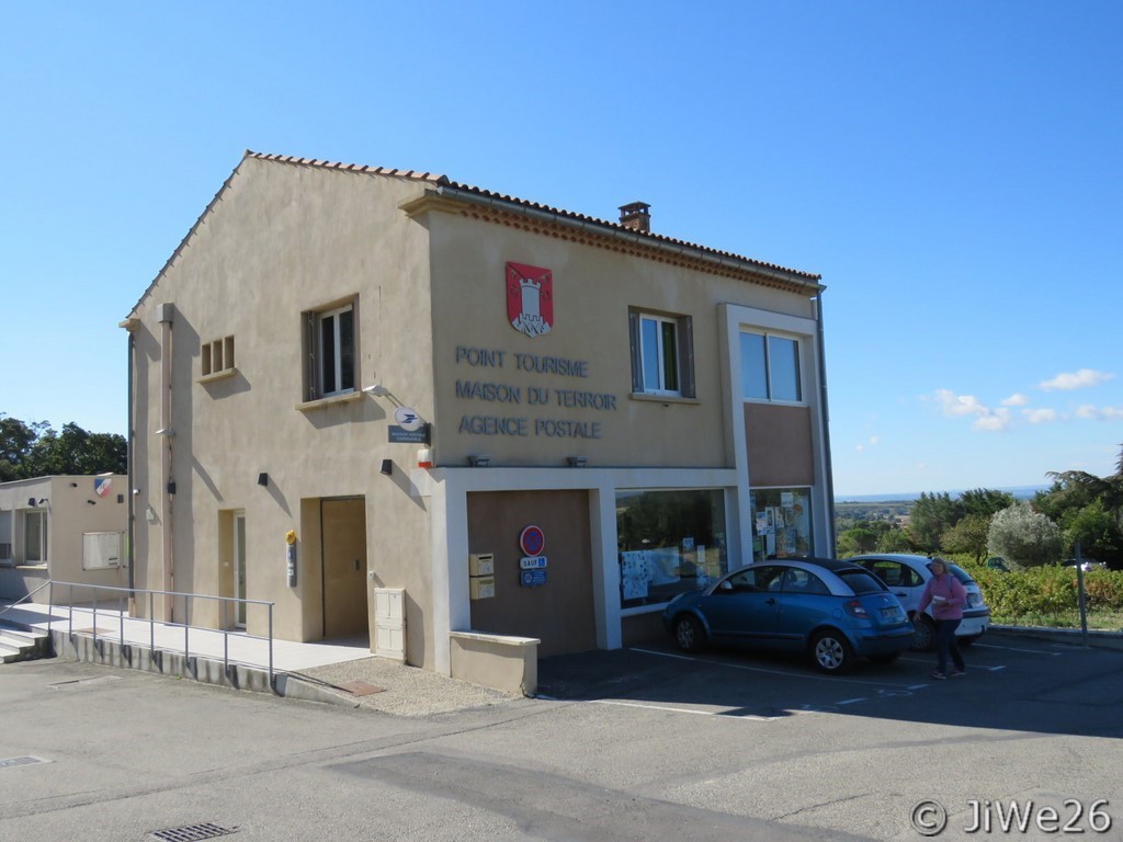 Bâtiment reprenant la maison du tourisme, du terroir et l'agence postale
