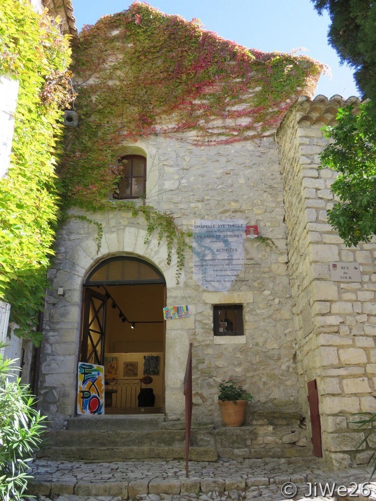 Ancienne chapelle St-Thècle fermée au culte au 19ème siècle qui est devenue une salle d'exposition de l'association "les amis de Séguret" en 1955