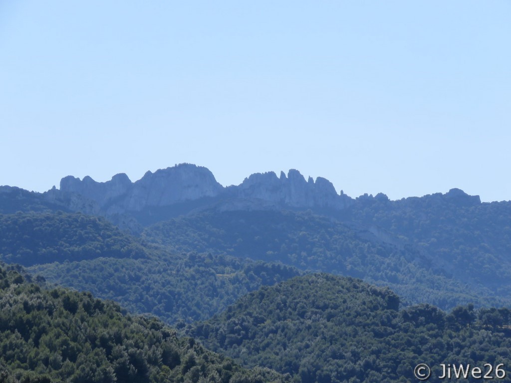 Dans le fond les dentelles de Montmirail