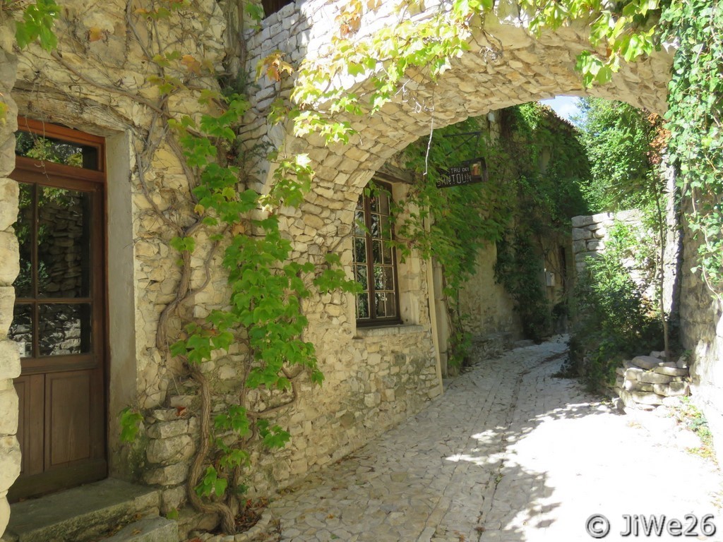 Autre bout de la rue du four avec la maison des santons