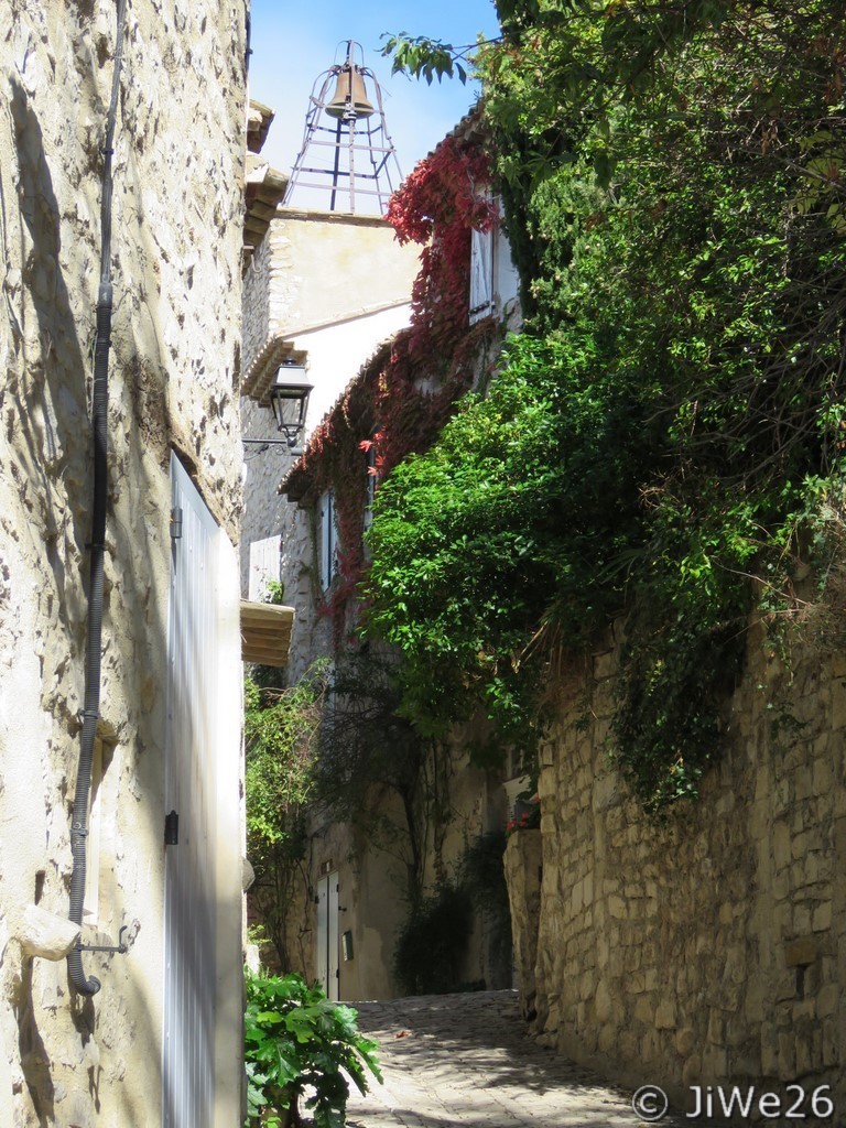 Jolie ruelle avec le campanile au lointain