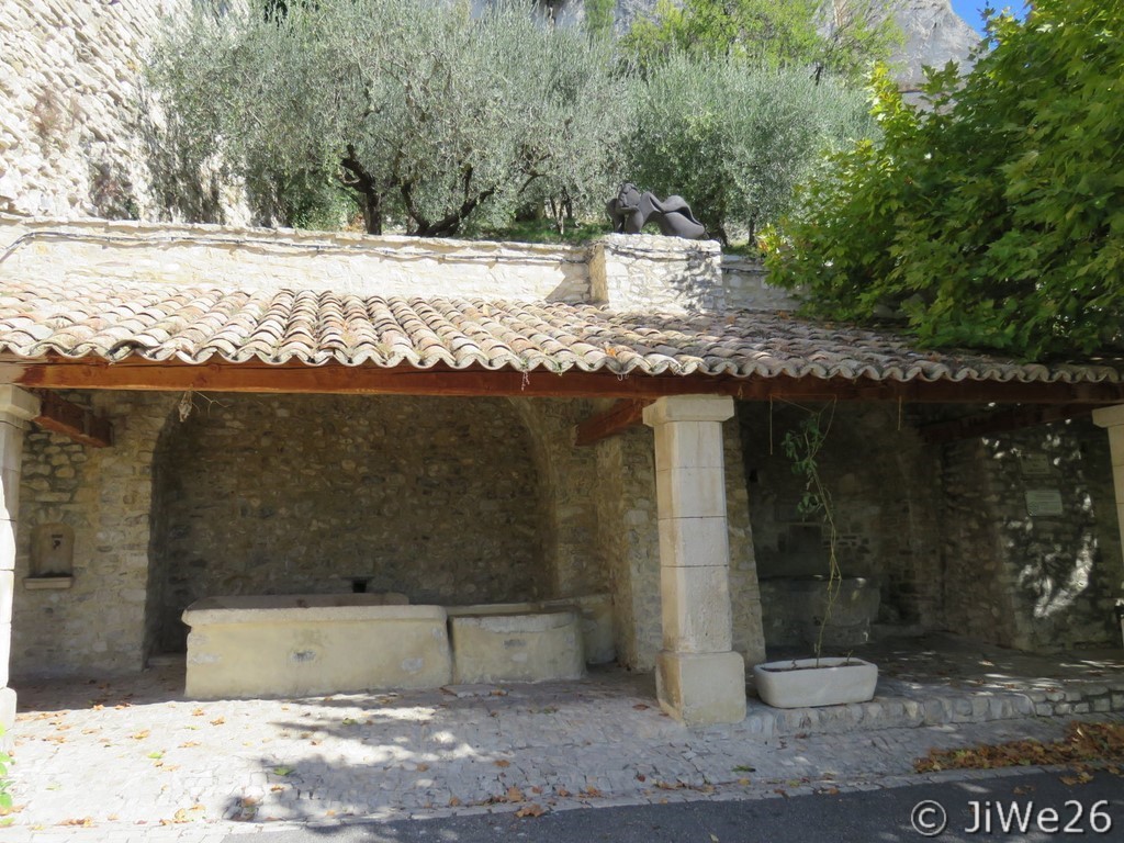 Belle construction reprenant le lavoir et la fontaine