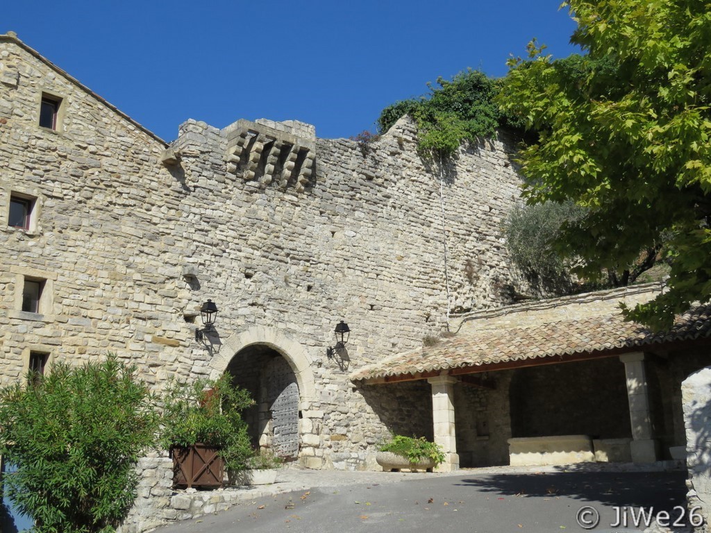 Vue d'ensemble de la porte des Huguenots, lavoir et fontaine