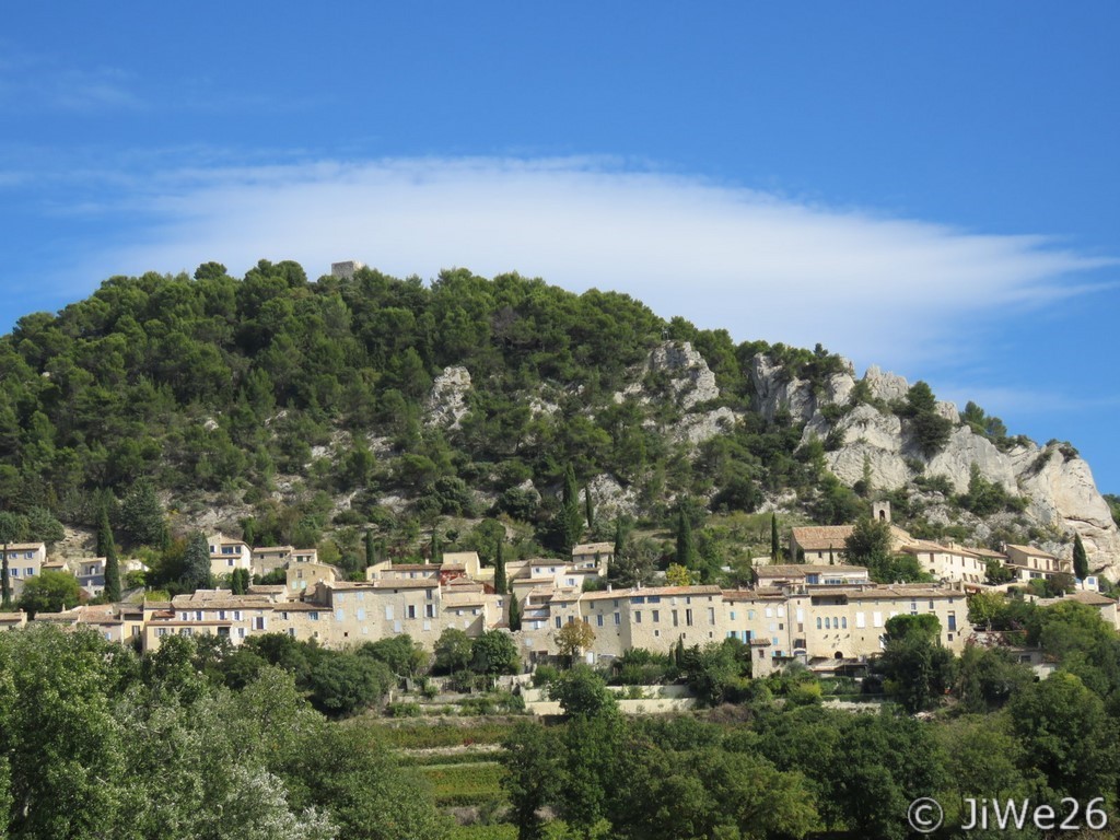 Le village de Séguret vu de l'extérieur