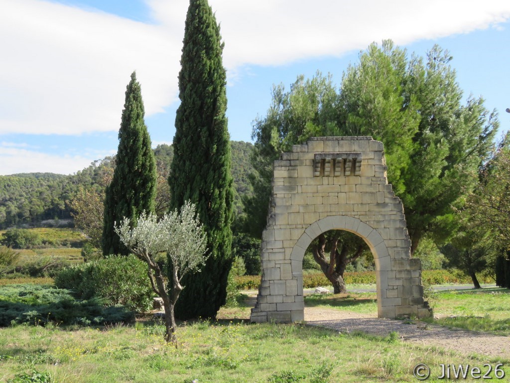 Ce rond point à la sortie de Séguret mérite un certain intérêt