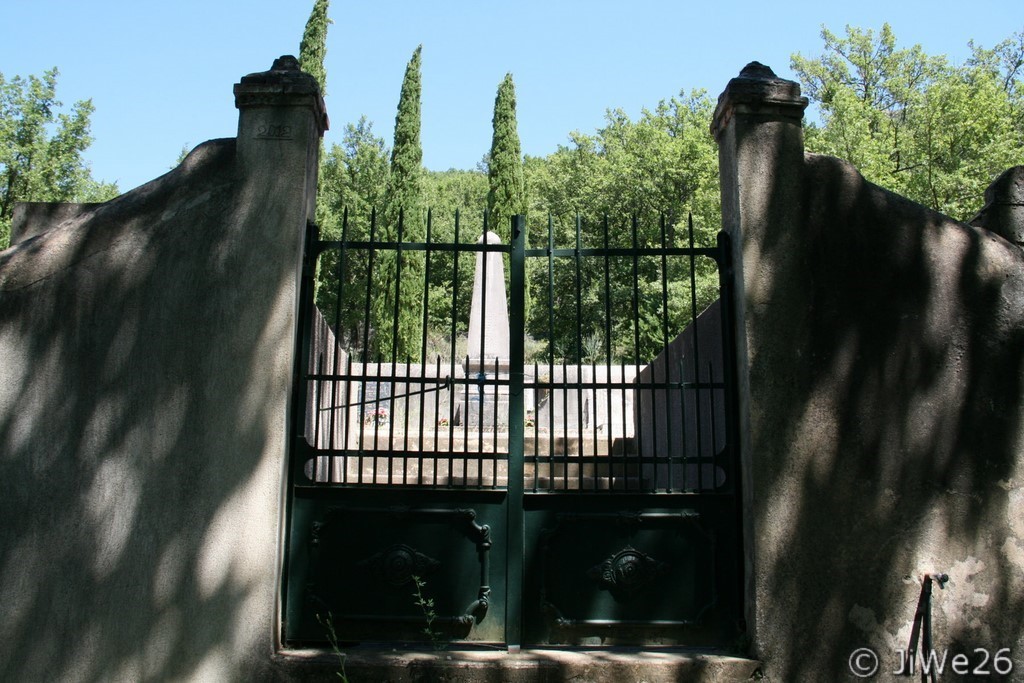 Grille d'entrée du cimetière