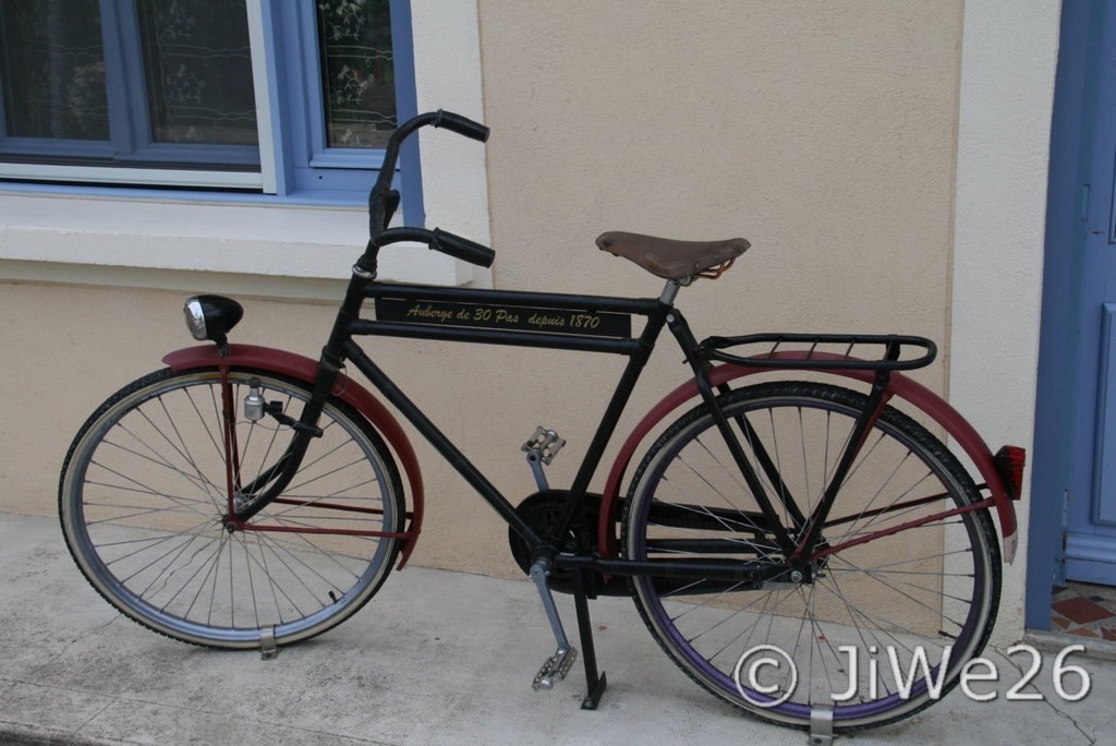 Original ce vieux vélo devant l'auberge