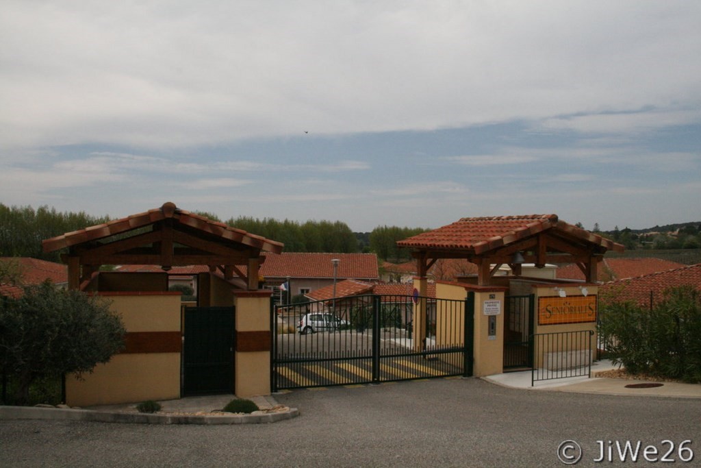 Nous commencerons par Les Senioriales, espace de 53 résidences modernes ou des retraités disposent d'un espace de vie confortable.