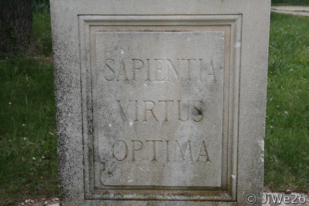 Détail du socle de la déesse Minerve : ​la sagesse est la plus grande des vertus