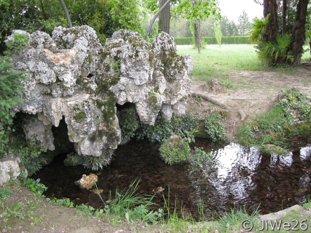 Joli point d'eau dans le parc
