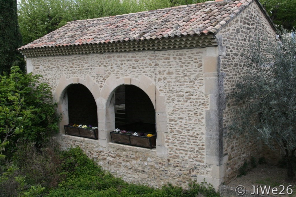 Ici à gauche, superbement restauré, voici le lavoir