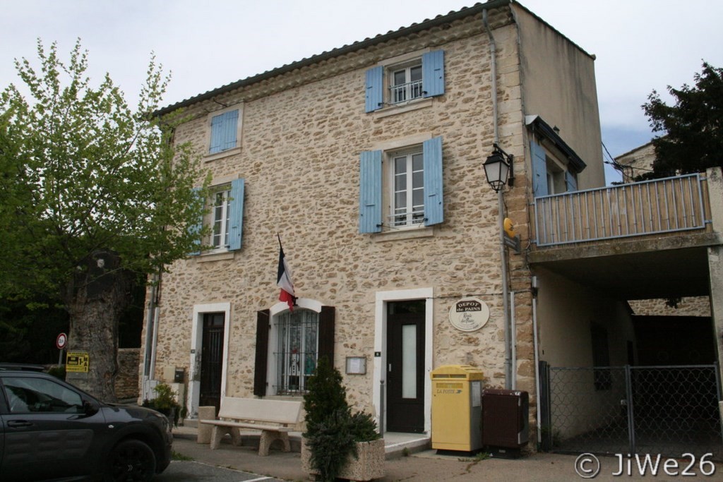 Toujours sur la place du village, l'agence postale communale et dépôt de pains