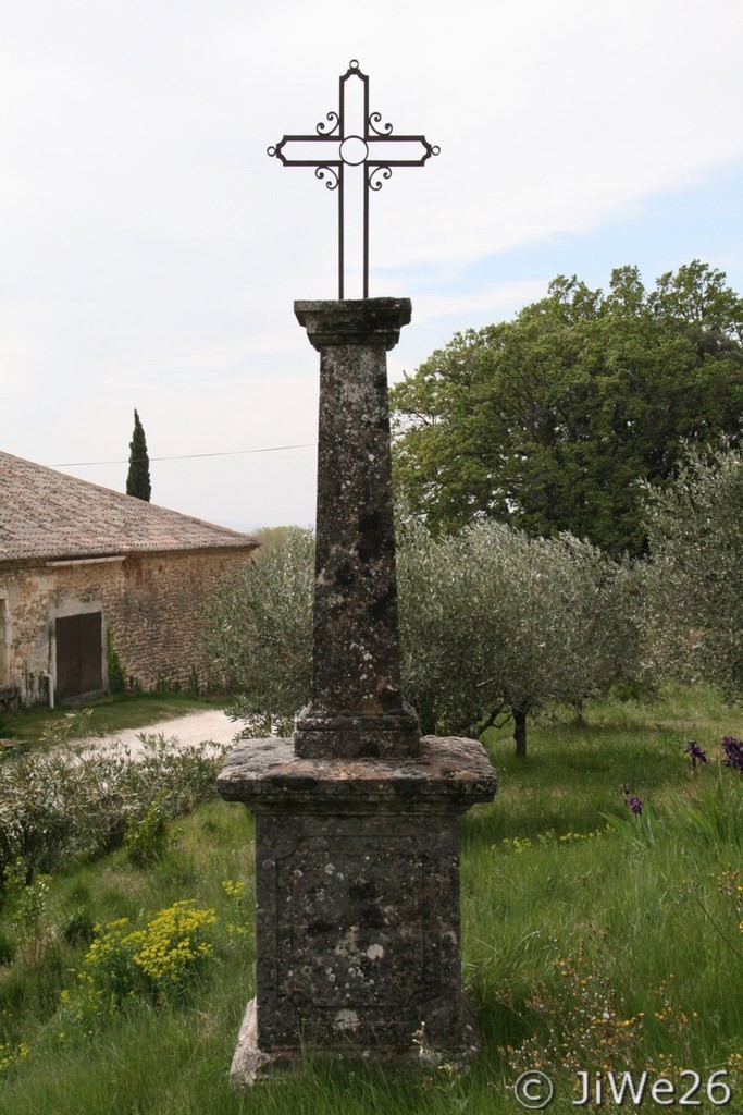 Cette croix se situe à La Garenne