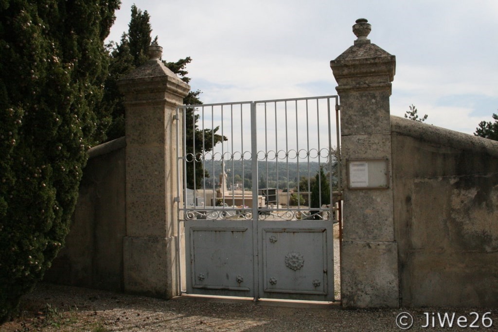 Nous voici à l'entrée du cimetière, poussons la porte, il est ouvert !