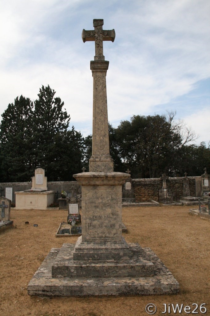 Et aussi la croix de cimetière