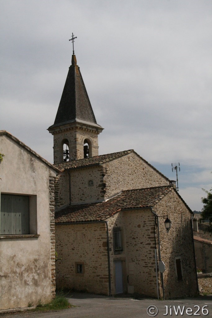 Voici l'église de Saint-Pantaléon-les-Vignes