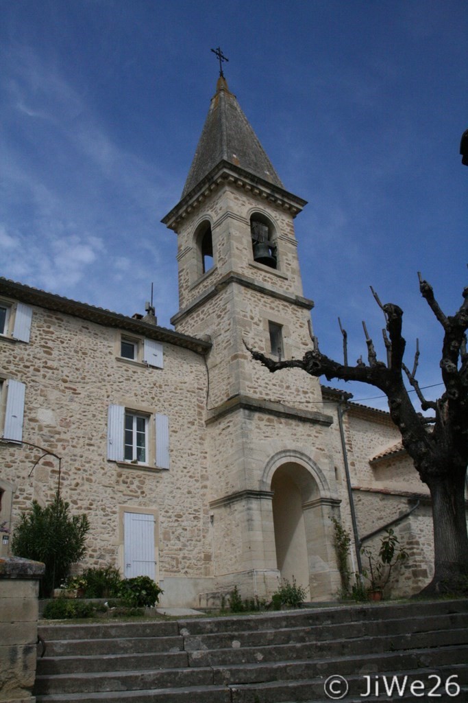 La façade avec son escalier d'accès