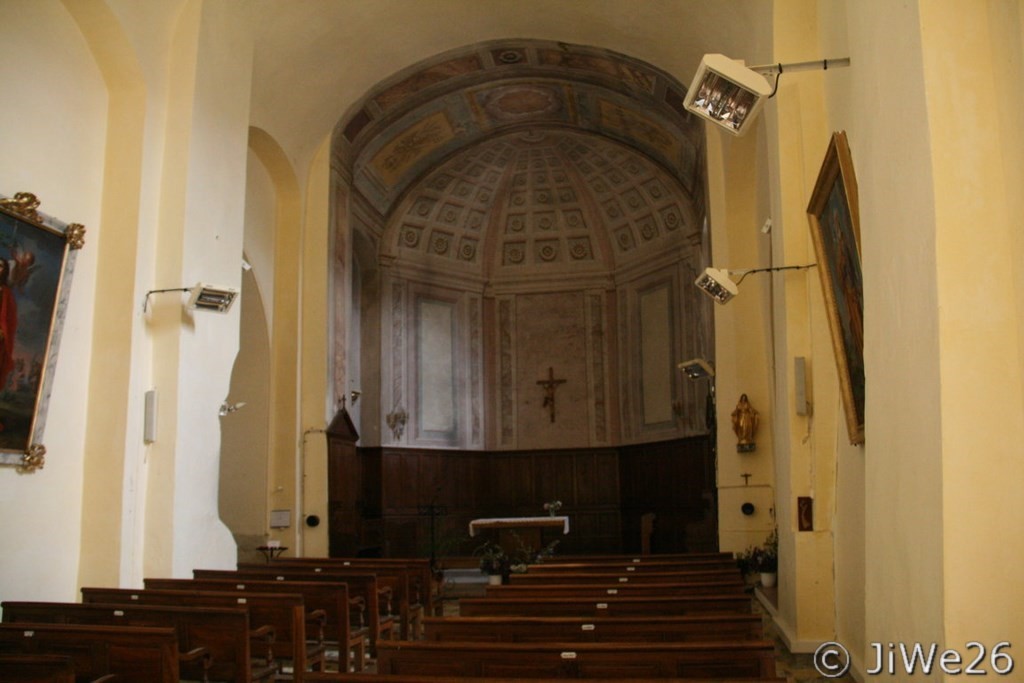Nous entrons dans cette église dédiée à Saint Pantaleon