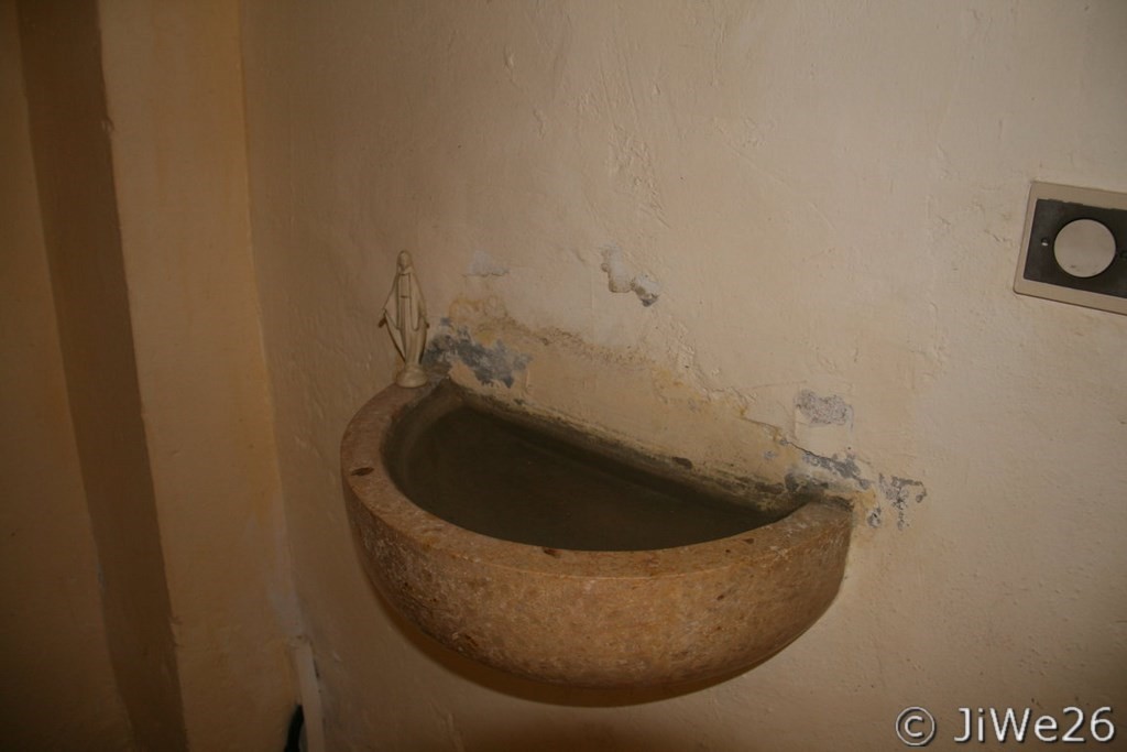 Passage par le bénitier en entrant, remarquons la petite statue de la Vierge 