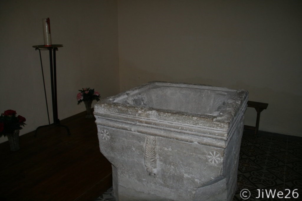 Dans la chapelle de droite, très ancien et remarquable baptistère