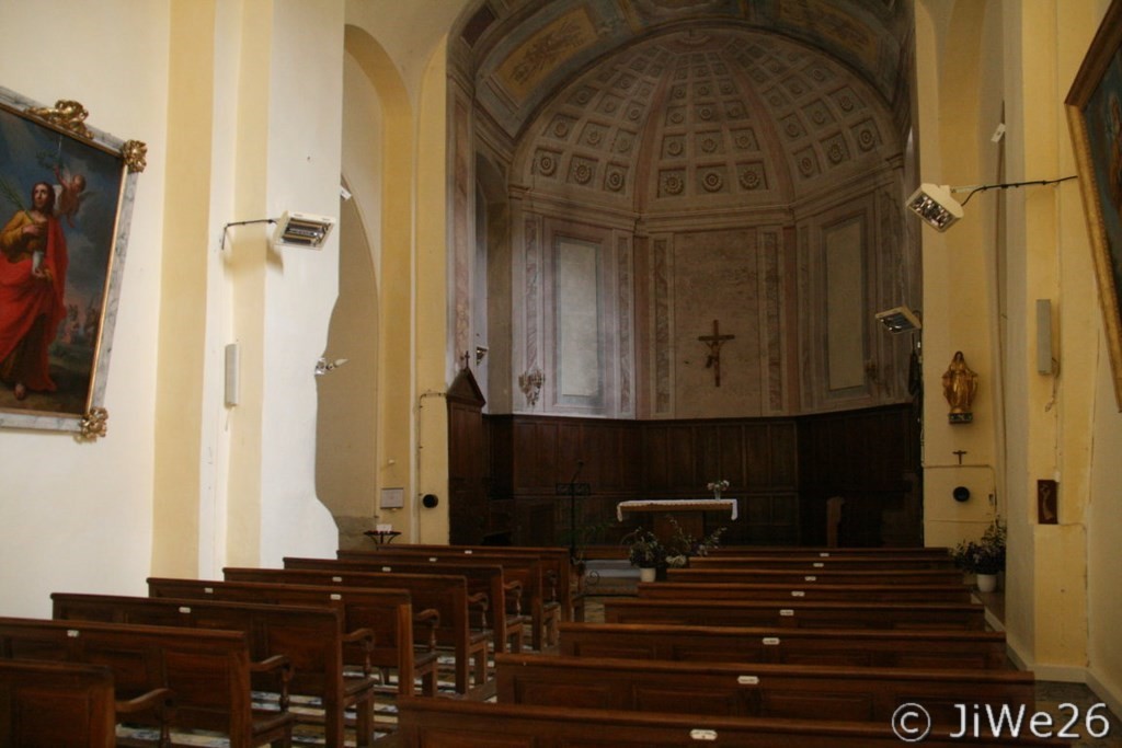 Nous quittons l'église pour poursuivre notre balade dans le village
