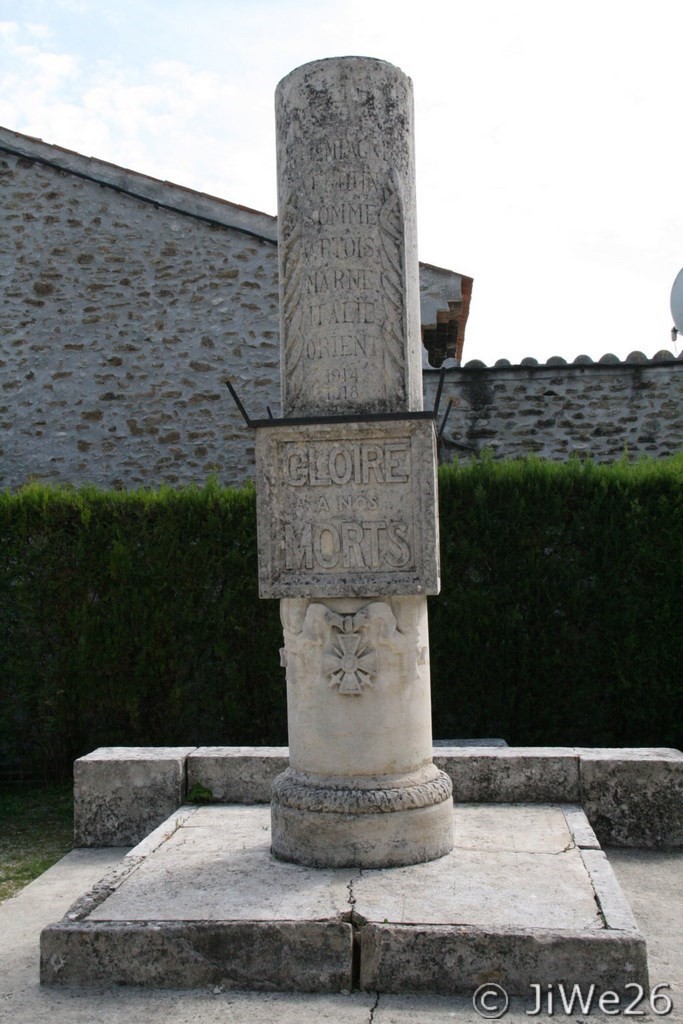 A remarquer la forme originale en colonne tronquée