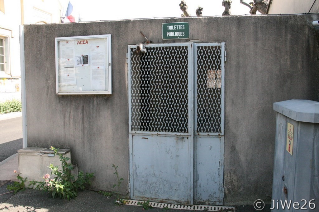 Malgré une porte pas trop accueillante, les toilettes étaient propres