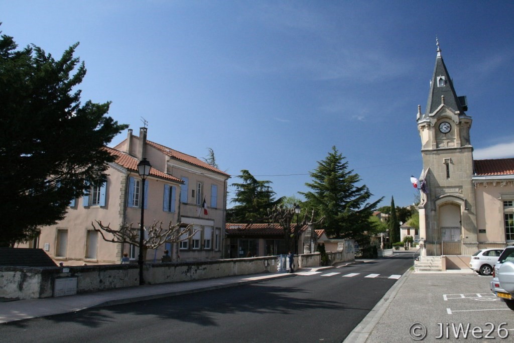 Et voici à gauche l'école et à droite la mairie