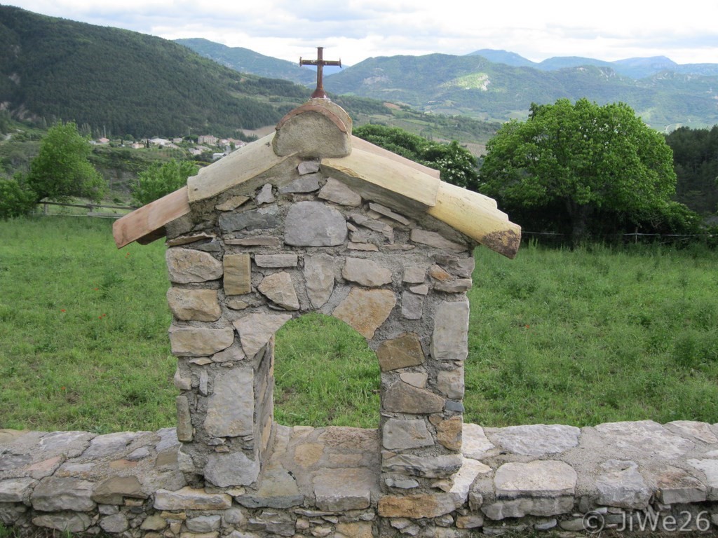 En face de la chapelle