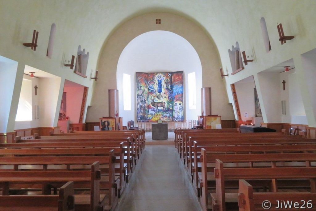 La nef, très claire